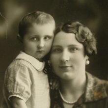 1927 m.: Nijolė su mama Jaunute Škėmaite-Dariene. Fotografuota Kaune.