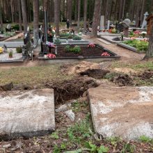 Ilgai planuotos plėtros pradžia: Petrašiūnų kapinėse jau zuja darbininkai