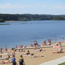 Poilsiautojų Lampėdžio ežero paplūdimyje – tarsi pajūryje