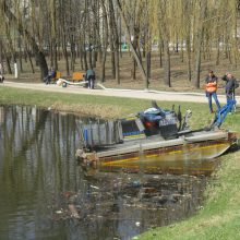 Su amfibijomis pradėtas valyti Kalniečių parko tvenkinys