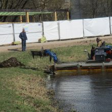 Su amfibijomis pradėtas valyti Kalniečių parko tvenkinys