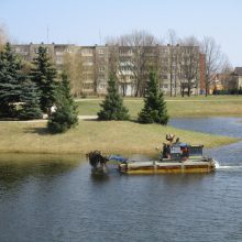 Su amfibijomis pradėtas valyti Kalniečių parko tvenkinys