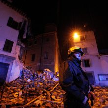 Italijoje dvigubas žemės drebėjimas griovė pastatus ir sukėlė paniką