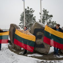 Uoste – 100 m ilgio trispalvė iš konteinerių bei milžiniškos vėliavos ant kranų