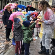 Vaikai praeiviams dalijo ir šypsenas, ir savo darbelius