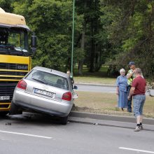 Avarija Klaipėdoje: vilkikas lengvąjį automobilį vilko 15 metrų