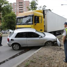 Avarija Klaipėdoje: vilkikas lengvąjį automobilį vilko 15 metrų