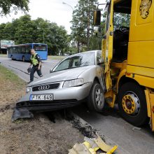 Avarija Klaipėdoje: vilkikas lengvąjį automobilį vilko 15 metrų