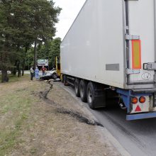 Avarija Klaipėdoje: vilkikas lengvąjį automobilį vilko 15 metrų