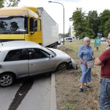 Avarija Klaipėdoje: vilkikas lengvąjį automobilį vilko 15 metrų