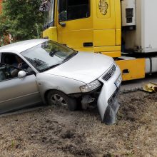 Avarija Klaipėdoje: vilkikas lengvąjį automobilį vilko 15 metrų