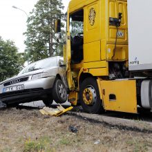 Avarija Klaipėdoje: vilkikas lengvąjį automobilį vilko 15 metrų