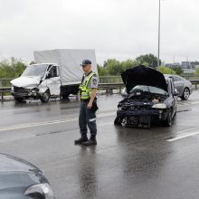 Avarija ant Mokyklos gatvės viaduko: iš suknežintos mašinos moterį vadavo ugniagesiai