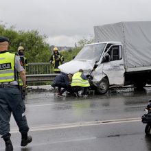 Avarija ant Mokyklos gatvės viaduko: iš suknežintos mašinos moterį vadavo ugniagesiai