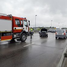 Avarija ant Mokyklos gatvės viaduko: iš suknežintos mašinos moterį vadavo ugniagesiai