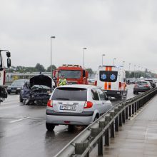 Avarija ant Mokyklos gatvės viaduko: iš suknežintos mašinos moterį vadavo ugniagesiai