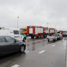 Avarija ant Mokyklos gatvės viaduko: iš suknežintos mašinos moterį vadavo ugniagesiai