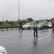 Avarija ant Mokyklos gatvės viaduko: iš suknežintos mašinos moterį vadavo ugniagesiai