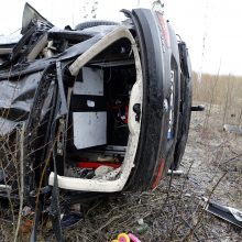 Nuo kelio nuskriejo BMW: keleivis žuvo, vairuotoja – sužeista