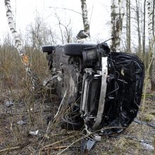 Nuo kelio nuskriejo BMW: keleivis žuvo, vairuotoja – sužeista