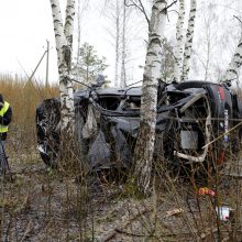 Nuo kelio nuskriejo BMW: keleivis žuvo, vairuotoja – sužeista