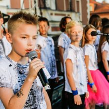 Teatro aikštė nusidažė mėlyna spalva