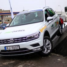 „Metų automobilio“ visureigiai pateko į modernų bandymų poligoną