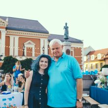 Teatro aikštė nusidažė mėlyna spalva