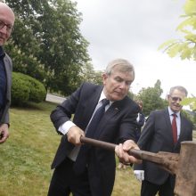 Esamas ir buvę Seimo pirmininkai pasodino šimtmečio ąžuoliuką