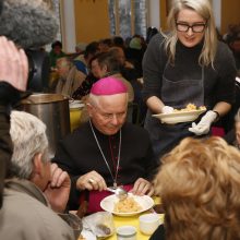 Vyskupai ir vargstantieji –  prie bendro pietų stalo