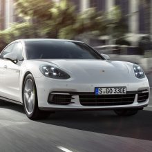 Naująjį „Porsche Panamera 4 E-Hybrid“ bus galima įkrauti