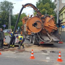 Šiaulių miesto gatvių sankryžoje atsivėrė duobė ir sukrito kelio danga