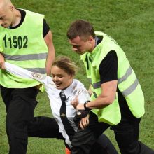 Protestą futbolo stadione surengusioms „Pussy Riot“ narėms – areštas