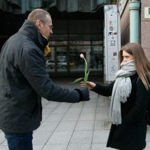 Kovo 8-osios rytą garsūs aktoriai moteris džiugino gėlėmis