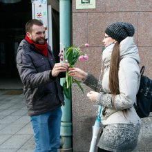 Kovo 8-osios rytą garsūs aktoriai moteris džiugino gėlėmis