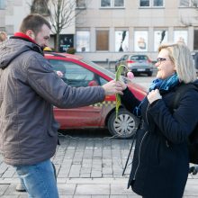 Kovo 8-osios rytą garsūs aktoriai moteris džiugino gėlėmis