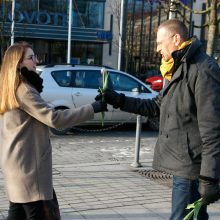 Kovo 8-osios rytą garsūs aktoriai moteris džiugino gėlėmis