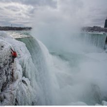 Kanados alpinistas pirmasis istorijoje įkopė į Niagaros krioklį 