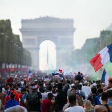 Prancūzų pergalę temdė susirėmimai ir eismo nelaimės