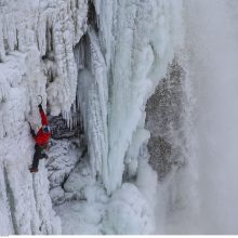 Kanados alpinistas pirmasis istorijoje įkopė į Niagaros krioklį 