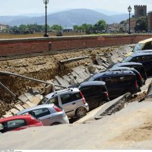 Florencijoje atsivėrusi smegduobė prarijo 20 automobilių