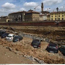 Florencijoje atsivėrusi smegduobė prarijo 20 automobilių