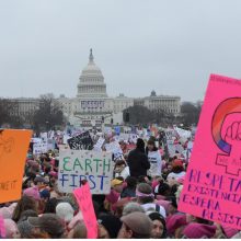 D. Trumpas tviteryje sukritikavo protestuotojus