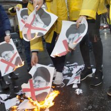 Per protestus Irane žuvo dešimtys žmonių, tarp jų –  nušautas policininkas