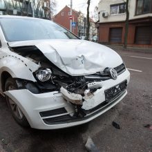 Kauno centre užsienietis sudaužė išsinuomotą „CityBee“ automobilį