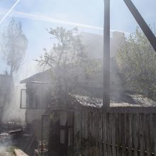 Kulautuvoje degė namas, garažas ir automobilis