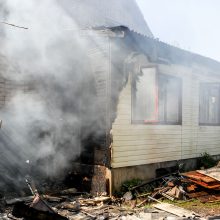 Kulautuvoje degė namas, garažas ir automobilis