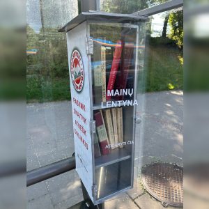Į uostamiesčio autobusų stoteles grįžo atnaujintos knygų lentynėlės