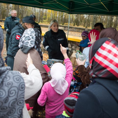 Policijos ir pabėgėlių susitikimas Rukloje  © Elijaus Kniežausko nuotr.