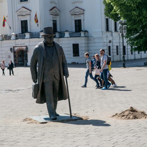 J. Vileišio paminklas perkeltas į Rotušės aikštę  © Vilmanto Raupelio nuotr.